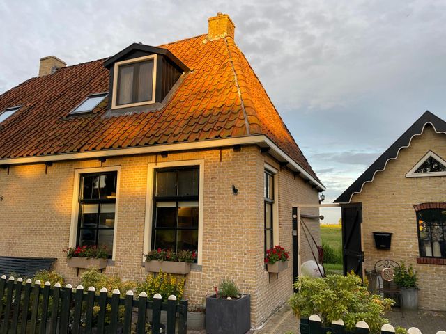 De voortuin en de gerestaureerde gevels van ons vakantiehuis in Friesland