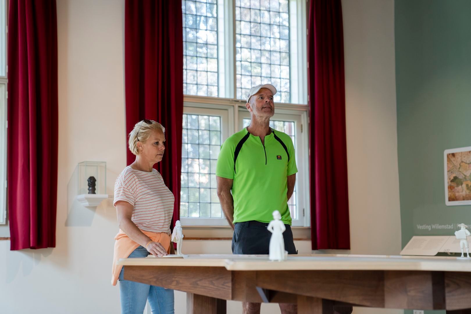 Twee bezoekers staan in één van de ruimtes van Bezoekerscentrum Mauritshuis