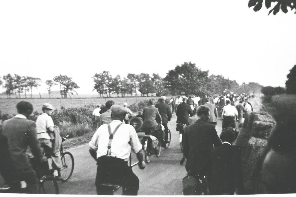 op de foto staan fietsers die het TT-circuit fietsen