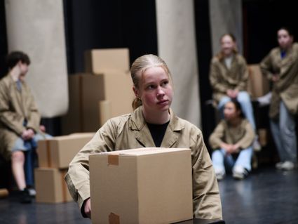 Jongeren spelen indringende theatervoorstelling over Tweede Wereldoorlog met kartonnen dozen als decor in Het Klooster Woerden
