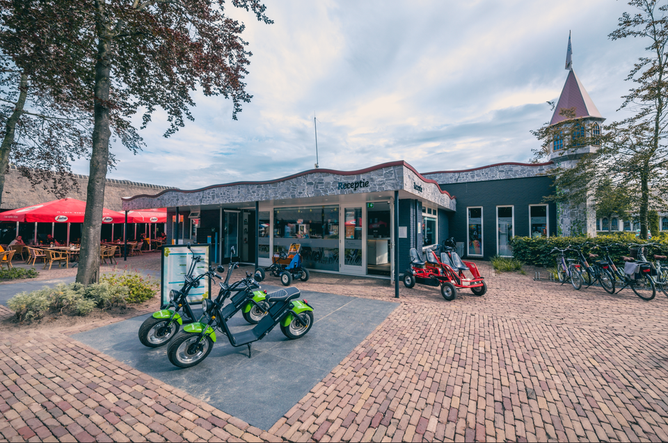 Receptie in Europarcs in Kaatsheuvel met skelters en scooter er omheen