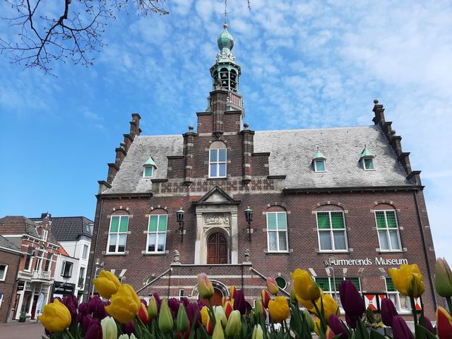 Het Purmerends Museum met tulpen op de voorgrond