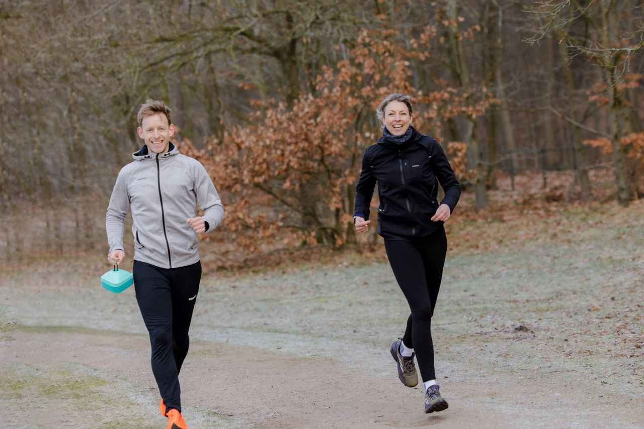 Man en vrouw hardlopend in de winter