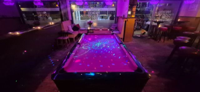Rainbow Bar met pooltafel