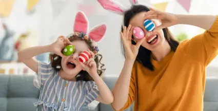 Afbeelding van personen met paaseieren