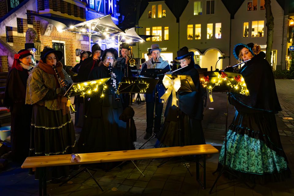 Optreden van een muziekgroep voor het mooie Oude Raadhuis op De Lind in Oisterwijk.