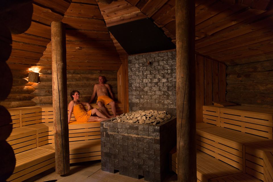Mensen zitten in de sauna van Veluwse Bron.