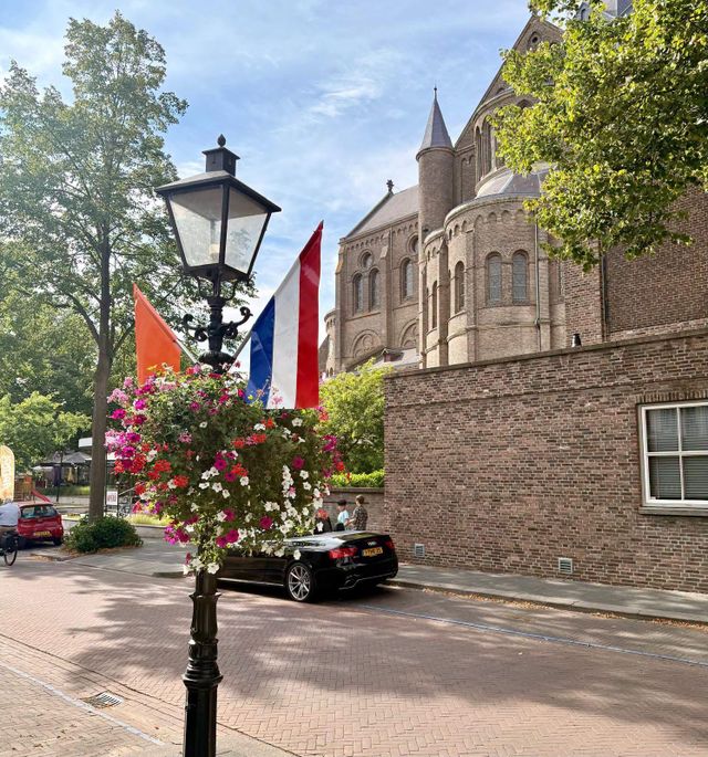Nederlandse en oranje vlaggentjes aan de latarnpalen in het centrum van Vught