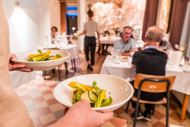 Gerechten worden geserveerd bij restaurant Vaderland in Nederwetten