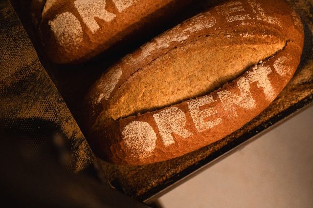 Close-up van een brood waarop met bloem 'Dubbel Drents' op staat.