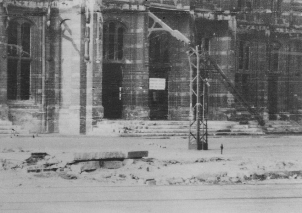 De hoofdingang van het grotendeels verwoeste Station