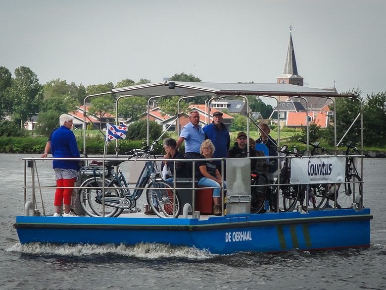 De Oerhaal op de Lange Sloot met op de achtergrond het kerkje van Warten