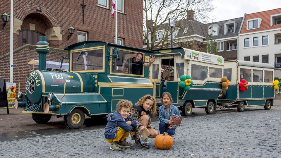 toeristentreintje met kinderen en pompoenen op de Markt