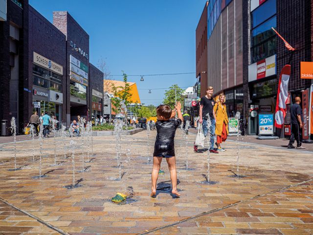 Jongetje in Stadshart bij fonteintjes.
