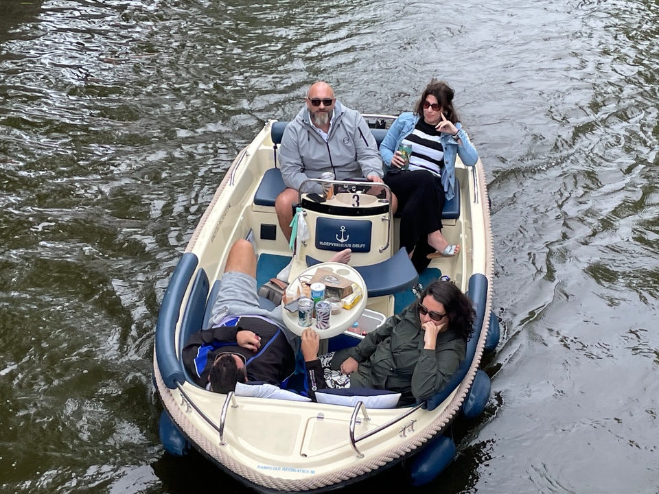 Bezoekers genieten van een heerlijke rondvaart van randstad recreaties in Delft