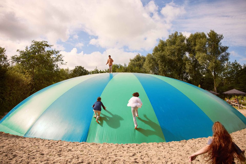 Kinderen spelen op air trampoline in AquaZoo