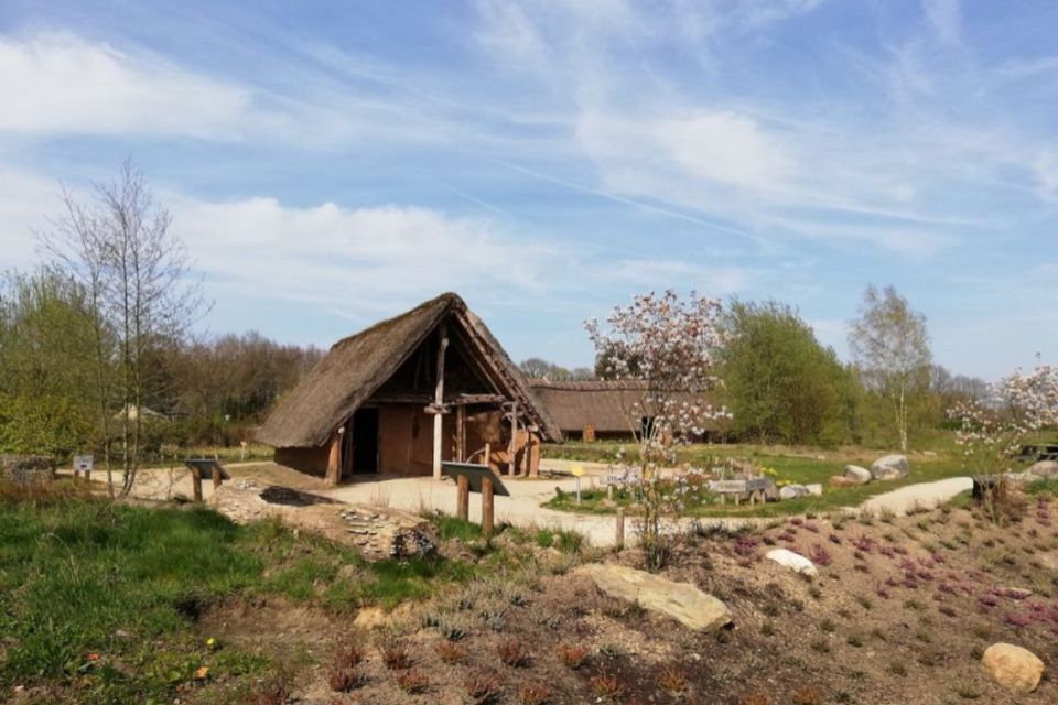 Een boerderij in het oertijddorp van het Hunebedcentrum in Borger.