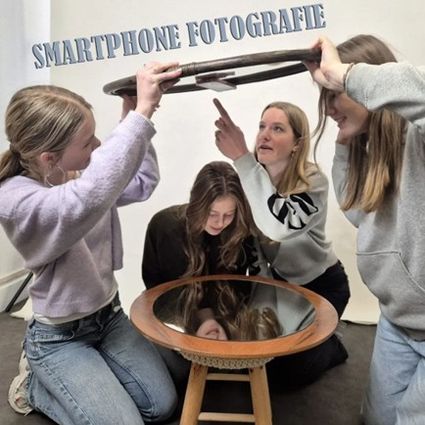 jongeren die door middel van een spiegel