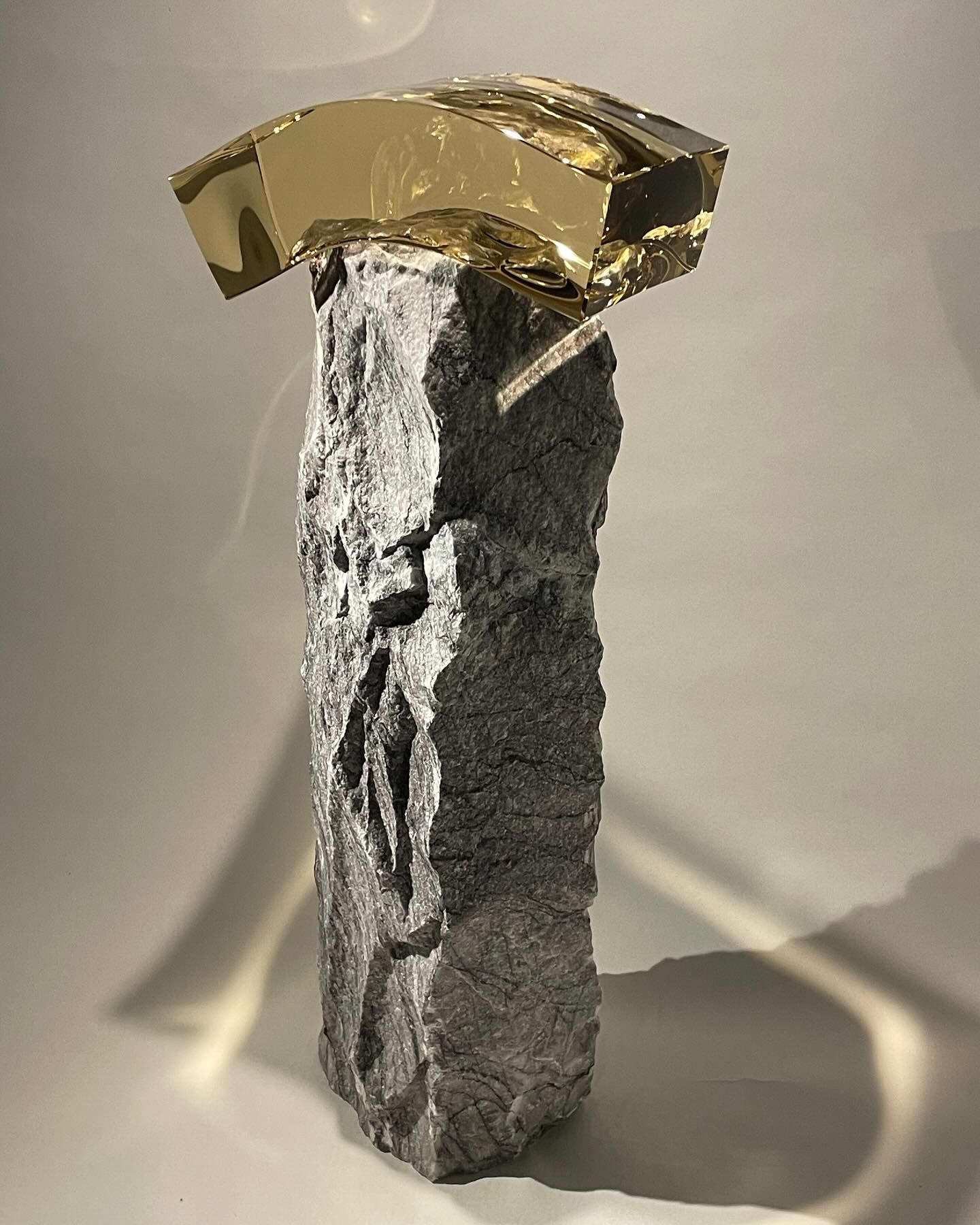 Kunstwerk Vladimir Zbynovsky van zandsteen en optisch glas