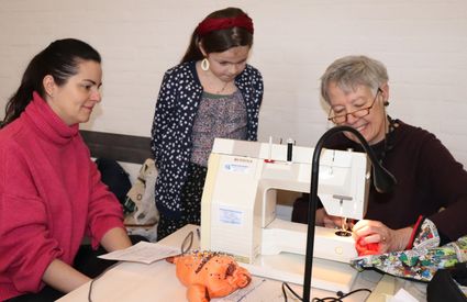 In Kids Repair Café gaan kinderen en ervaren reparateurs samen aan het werk. Zo maak je bijvoorbeeld kennis met de naaimachine.
