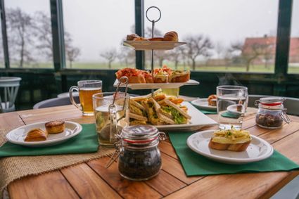 High tea met sandwiches, hartige hapjes, zoete lekkernijen en thee bij Boerderij de Boerinn in Woerden.