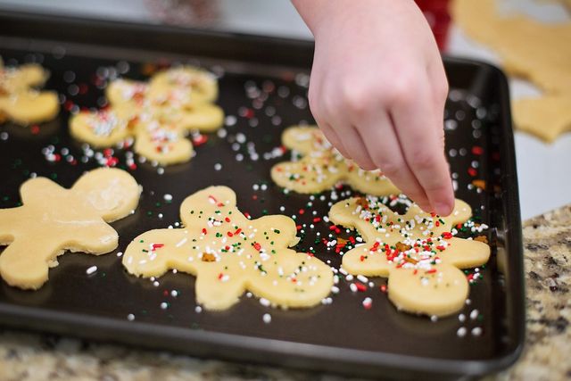 Koekjes bakken in kerstsfeer.