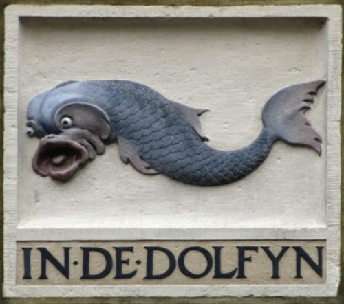 Een gevelsteen van een soort vis in Monnickendam