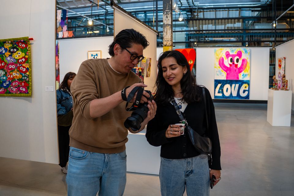 Foto bij ArtZaanstad van twee bezoekers