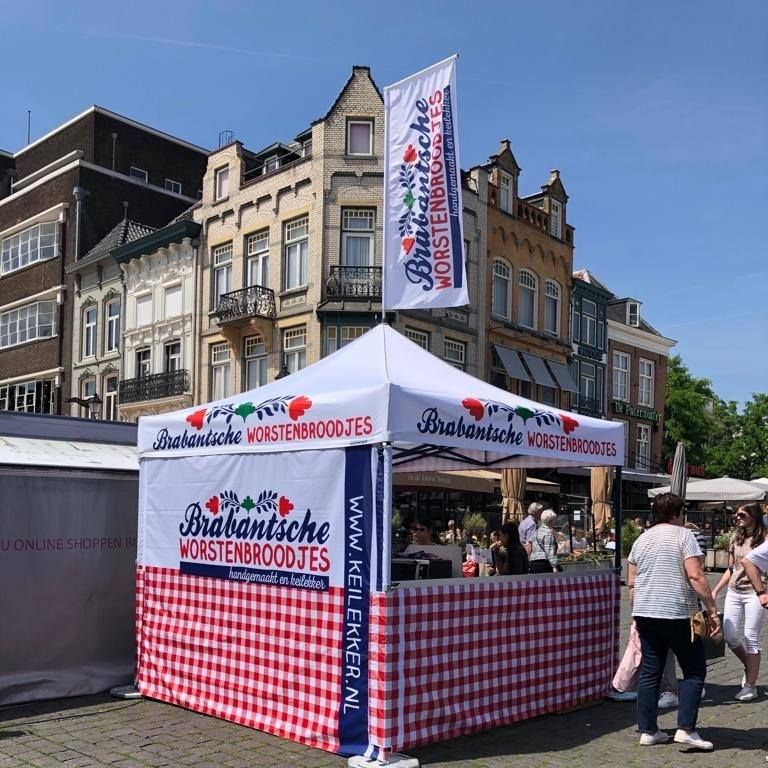 Keilekker Brabantsche Worstenbroodjes met een marktkraam op de Bossche Markt