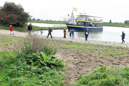Passagiers verlaten het safarischip De Blauwe Bever om met de gidsen op wandelexcursie te gaan in het unieke natuurgebied De Blauwe Kamer.
