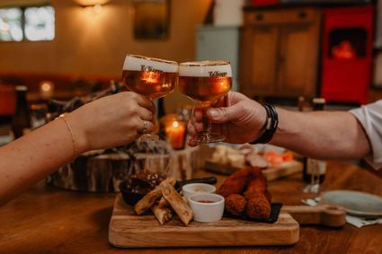 Twee mensen proosten met La Trappe bier bij Leefgoed de Olifant in Groene Hart