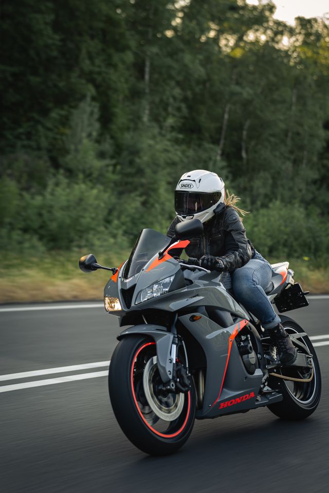 Die Hausfotografin von RBT De Langstraat, Jane Duursma, auf einem Motorrad in De Langstraat
