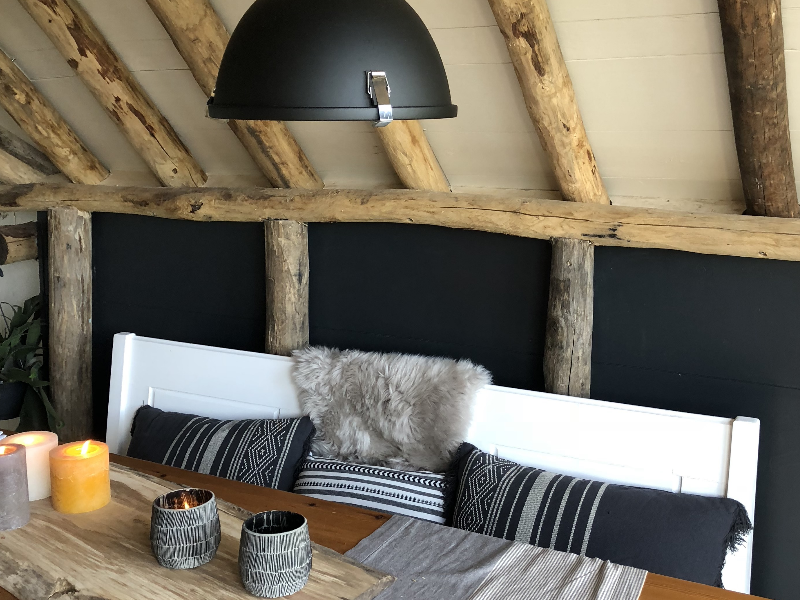 Bankje en eettafel in boomhut d'Olde Kamp