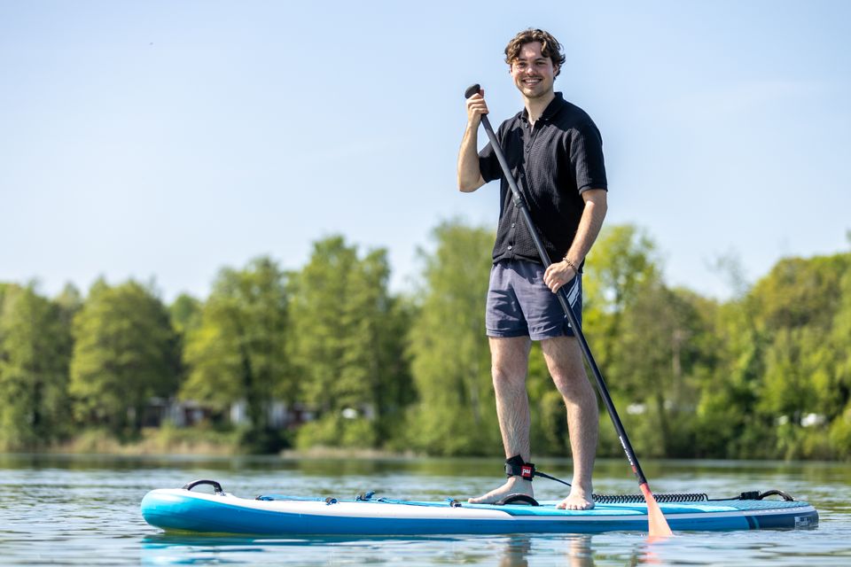 Een jongen is aan het suppen.