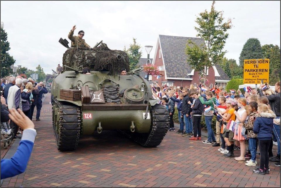 Met groot militair materieel werd in 2019 door de Mierlose jeugd het 75 jarige bevrijdingsfeest in de Dorpsstraat herdacht.