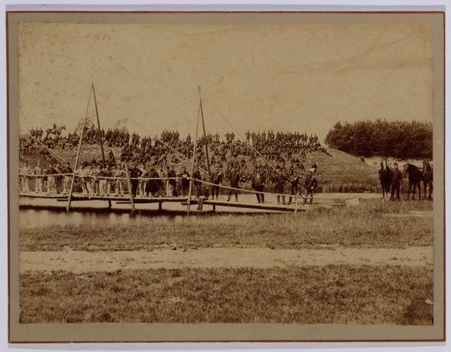 Het Vijfde Regiment Infanterie slaat een brug over de Eem, genaamd de Kromhoutbrug, bij het Werk bij de Glashut