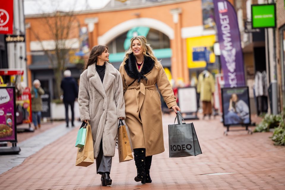 twee vrouwen shoppen in Oosterhout