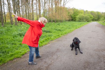 Vrouw met hond op voormalige wielerbaan galecopperzoom