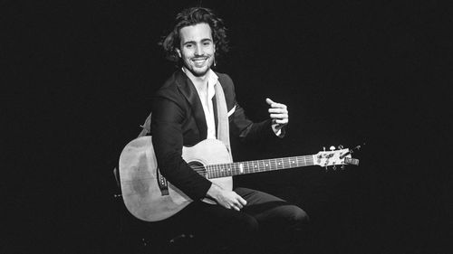 Een zwart-witte afbeelding van een muzikant
