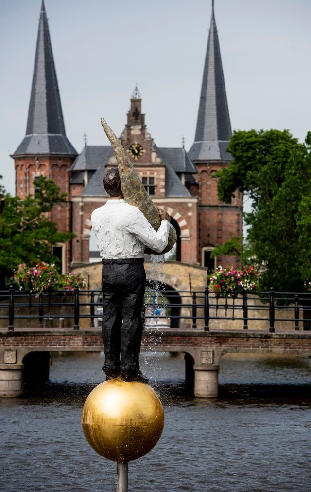 De fontein van Sneek is een meneer die op een gouden bal staat met een hoorn. De hoorn leunt op zijn schouder. De fontein staat voor de Waterpoort in Sneek.
