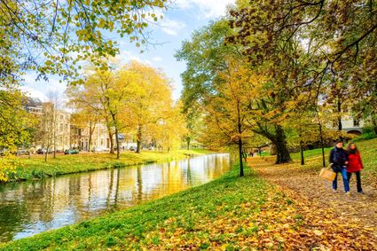 Stel wandelt langs Utrechtse Singel