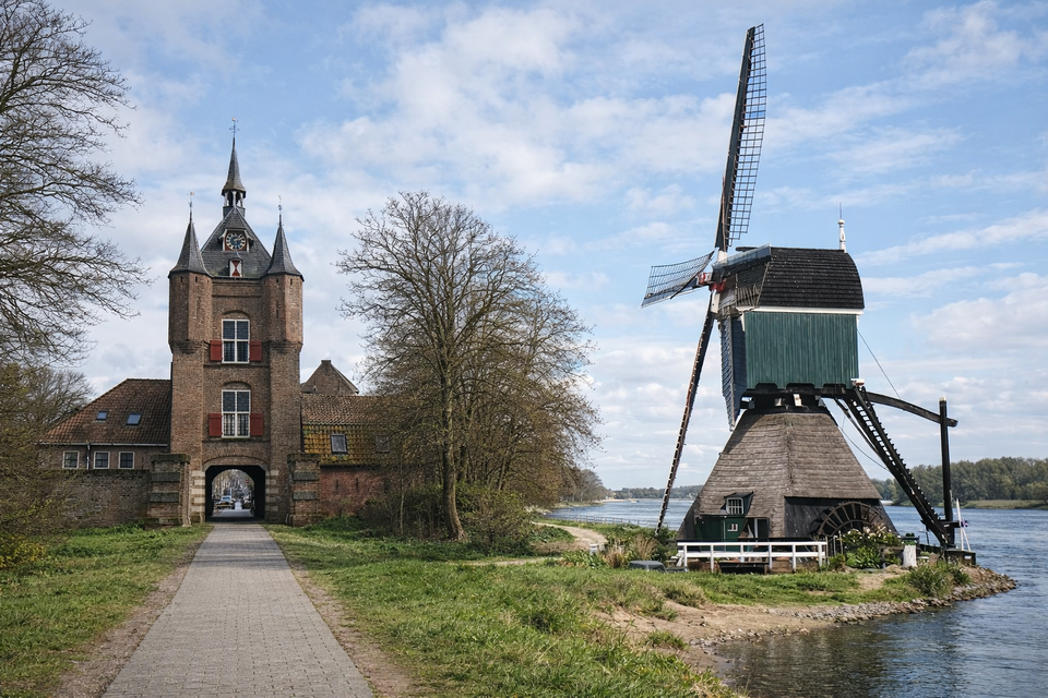 Afbeelding van Lekpoort en Viaanse wipkorenmolen samengevoegd