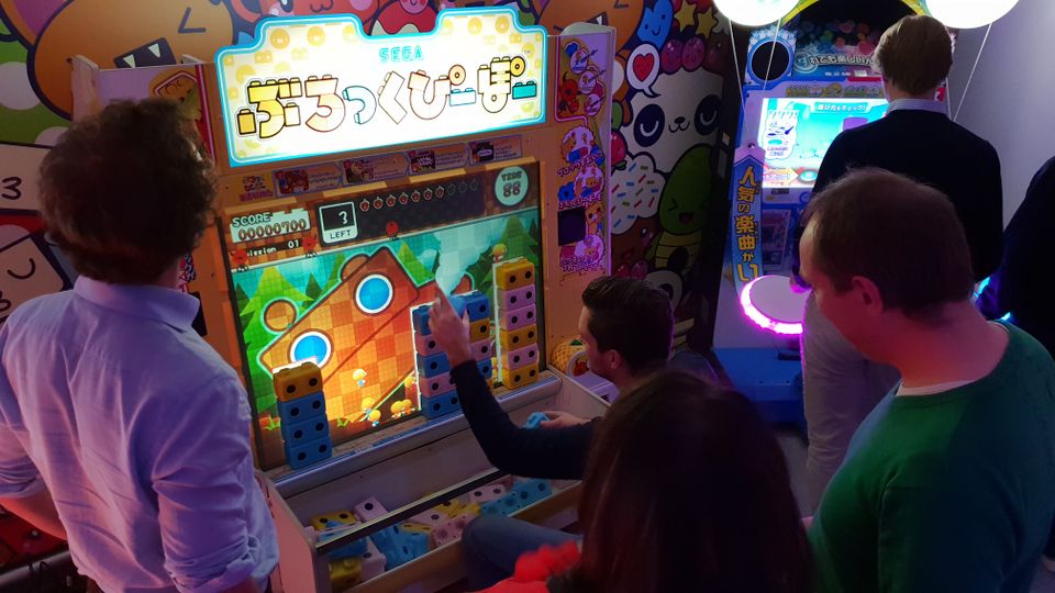 Mensen zitten op een rijtje games te spelen.