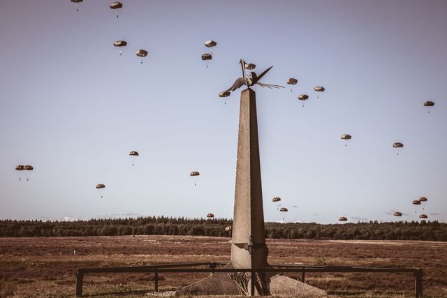 Het monument met para`s op de achtergrond