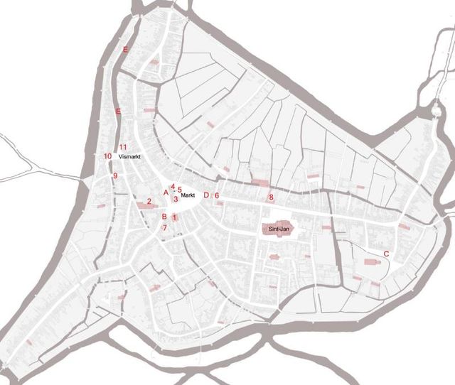 Kaart van de stad met de markten