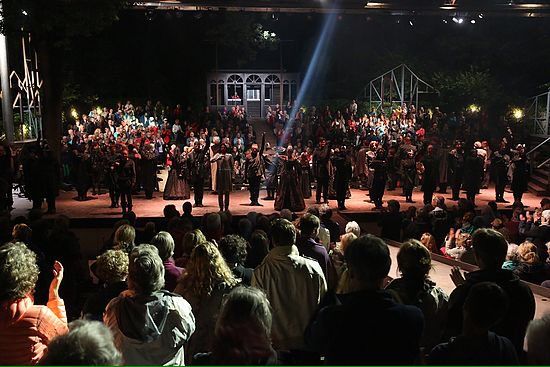 Diever is Shakespeare en mede daarom komt de route ook langs dit unieke (bos) theater met sinds enige jaren ook een overdekte versie, The Globe. Jaarlijks vele optredens voor meer dan 1000 mensen tegelijk. Tussen knooppunten 69 en 52.