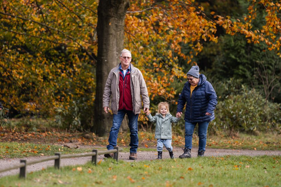 Wandelaars met een kind in het stadsbos.