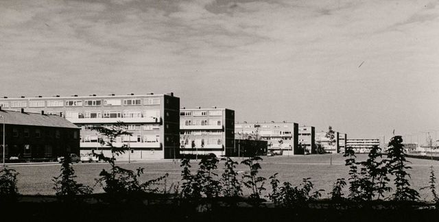 De flats op de Kooikersweg ca.1975.