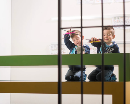 Twee knutselende jongens in de knutselruimte van het Gevangenismuseum in Veenhuizen
