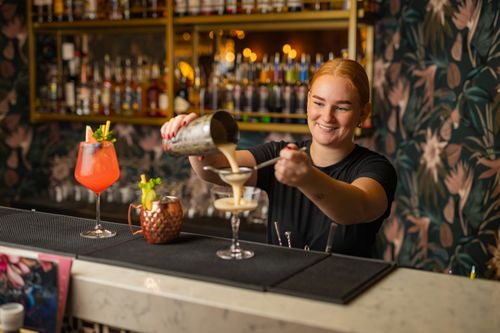 Bartender bij Mace maakt cocktails